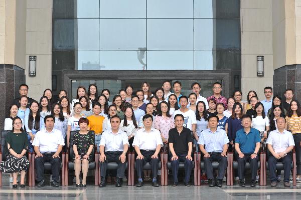 williamhill官网校领导与2018年新进教师合影 williamhill官网校领导与2018年新进教师合影